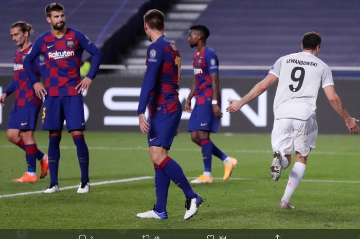 Momen para pemain Barcelona tertunduk lesu usai penyerang Bayern Muenchen, Robert Lewandowski menctek gol pada laga babak perempat final Liga Champions di Estadio Da Luz.