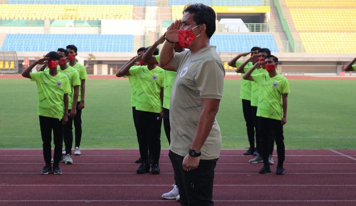Timnas U-16 Indonesia menggelar upacara bendara untuk memperingati HUT ke-75 RI