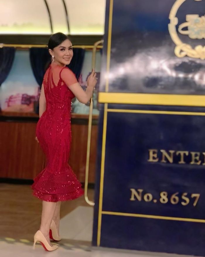 Gaya elegan Yuni Shara
