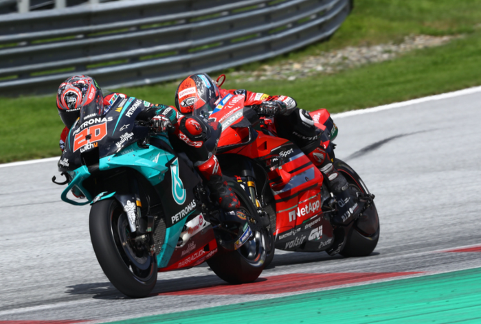 Saat Fabio Quartararo (kiri) dan Danilo Petrucci (kanan) bersaing dalam balapan MotoGP 2020.