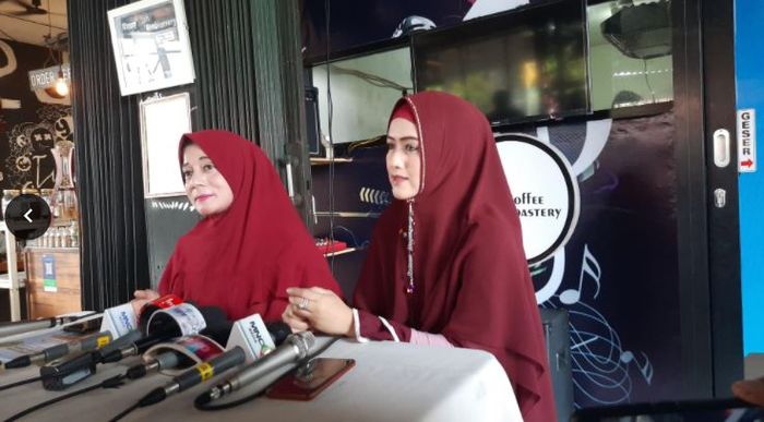 Meggy Wulandari bersama kuasa hukumnya, Soraya, saat ditemui Grid.ID di kawasan Jagakarsa, Jakarta Selatan, Senin (17/8/2020). 