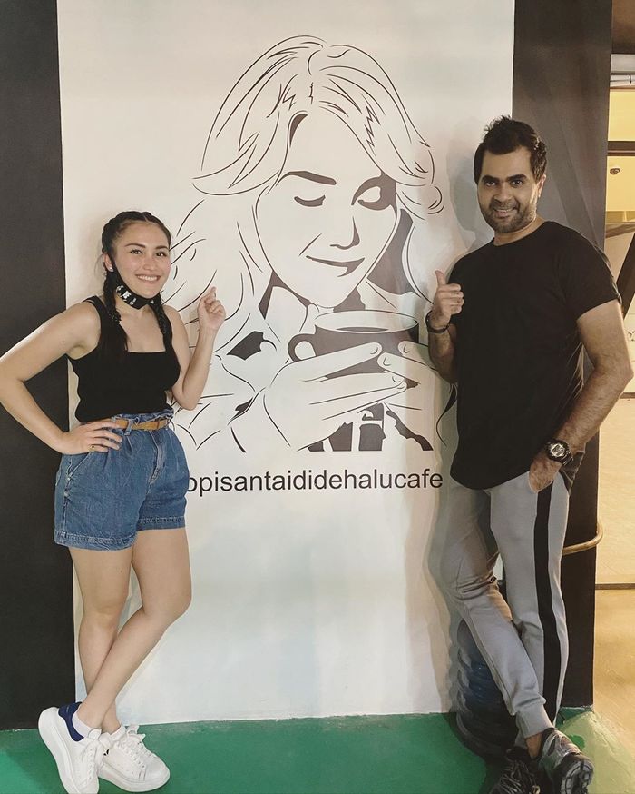 Ayu Ting Ting tampak mengenakan atasan tank top berwarna hitam