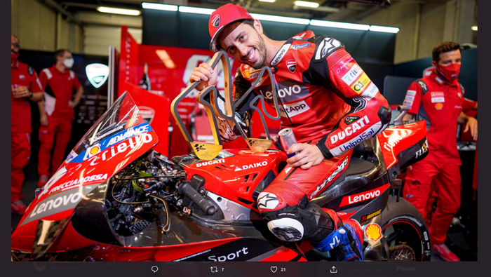Pembalap Ducati, Andrea Dovizioso, berpose dengan trofi kemenangan dari seri balap MotoGP Austria 2020.