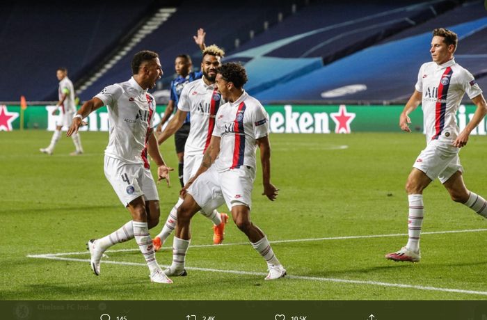 Momen para pemain Paris Saint-Germain (PSG) mengerubungi Marquinhos usai menjebol gawang Atalanta pada laga perempat final Liga Champions 2019-2020.