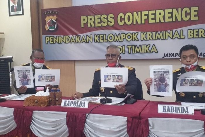 Kapolda Papua, Irjen Paulus Waterpauw bersama Pangdam XVII/Cenderawasih, Mayjen Herman Hasaribab dan Kabinda Papua, Mayjen Abdul Haris Napoleon saat konferensi pers Senin (17/8/2020)