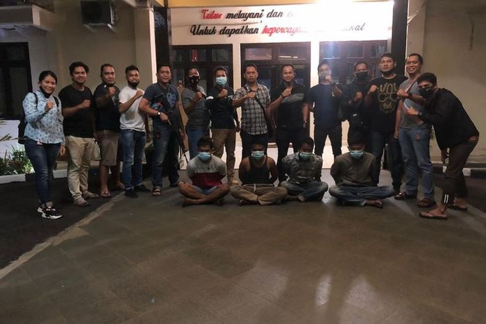 Empat pelaku pemerasan wanita berhasil dibekuk tim gabungan Polres Tanah Bumbu dan Polres Metro Lampung.