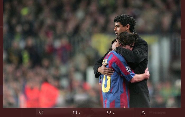 Frank Rijkaard memeluk Lionel Messi. Rijkaard ialah pelatih yang memberikan debut untuk Messi di tim utama Barca.