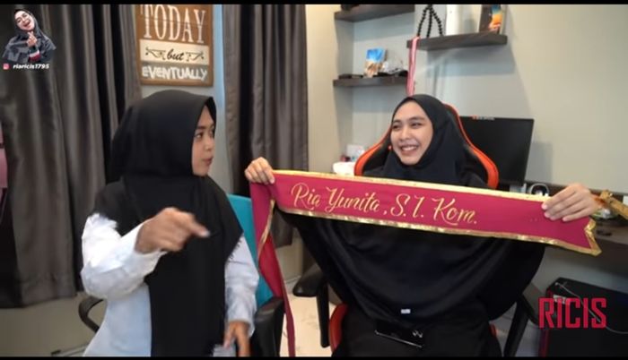 tangkap layar Youtube Ricis Official
Ria Ricis dan Oki Setiana Dewi.