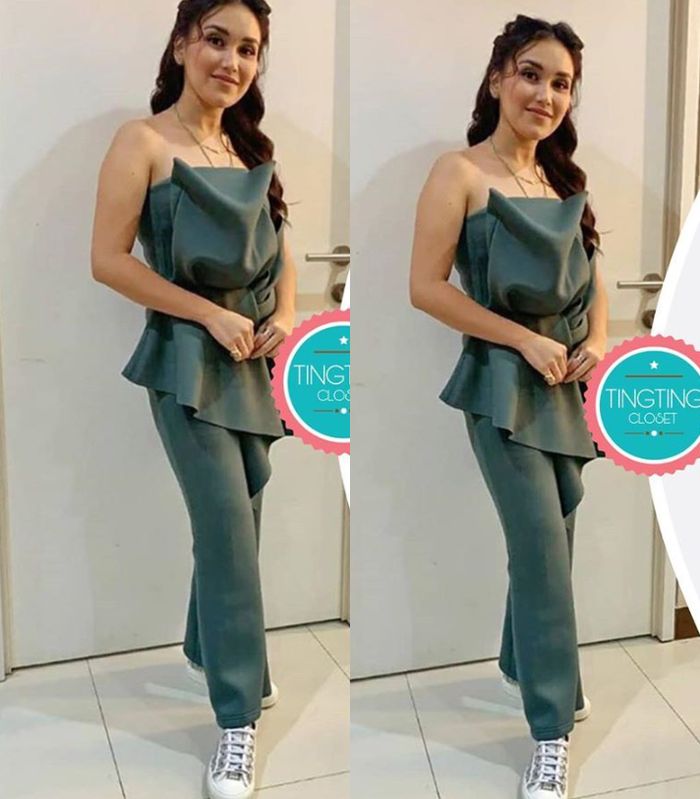 Ayu Ting Ting bergaya seksi mengenakan busana bernuansa warna abu-abu