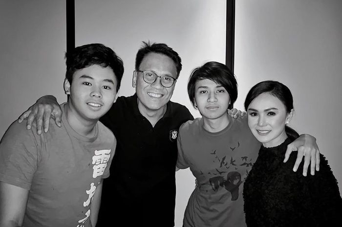 Yuni Shara bersama mantan suaminya, Henry Siahaan, dan kedua anak mereka.