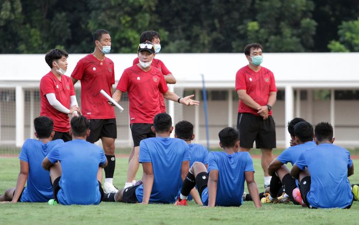 Sesi latihan timnas U-19 Indonesia di bawah asuhan Shin Tae-yong di Stadion Madya, Senayan, Jakarta Pusat