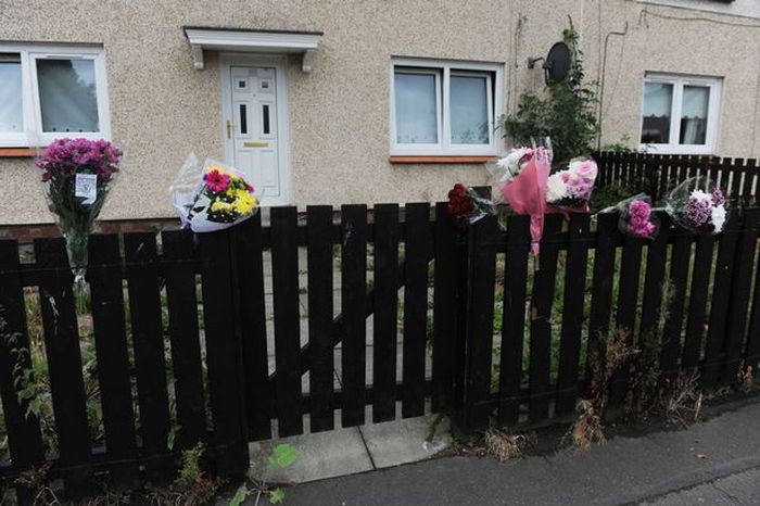 Karangan bunga sebagai bentuk belasungkawa yang diberikan oleh teman-teman sekolah terhadap Goldie di pagar rumahnya.