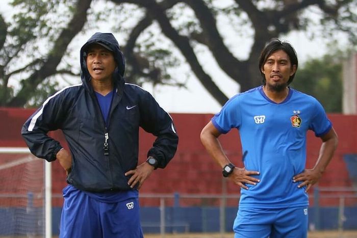 Pelatih Persik kediri, Budi Sudarsono (kana) dan Direktur Teknik, Joko Susilo (kiri)