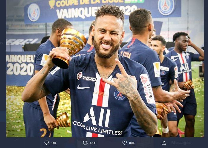 Neymar dengan trofi juara Piala Liga Prancis 2019-2020 bersama Paris Saint-Germain.