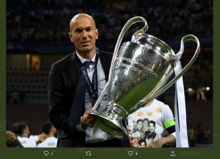 Zinedine Zidane dengan trofi juara Liga Champions bersama Real Madrid.
