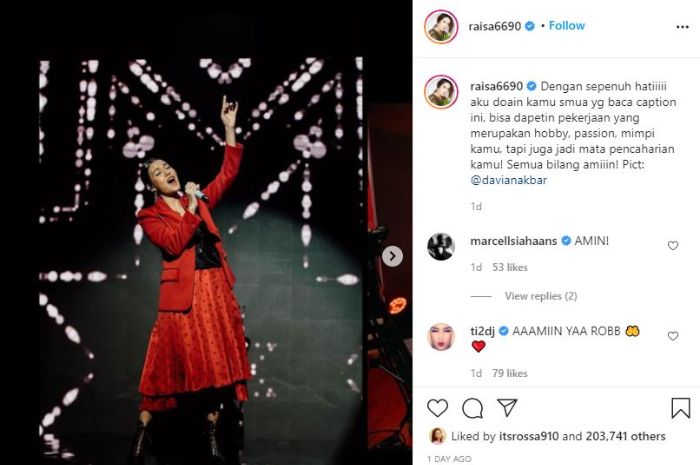 Potret Raisa saat manggung di acara ulang tahun Telkomsel yang ke-25.