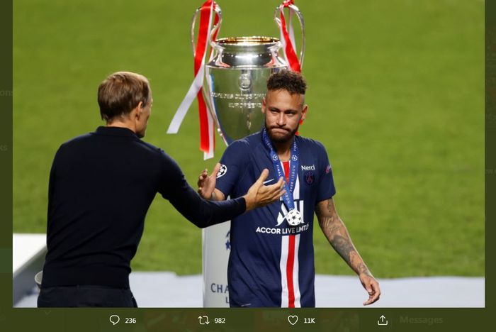 Neymar Jr bersalaman dengan pelatih Thomas Tuchel usai final Liga Champions yang dimenangkan Bayern Muenchen atas Paris Saint-Germain di Lisabon, 23 Agustus 2020.