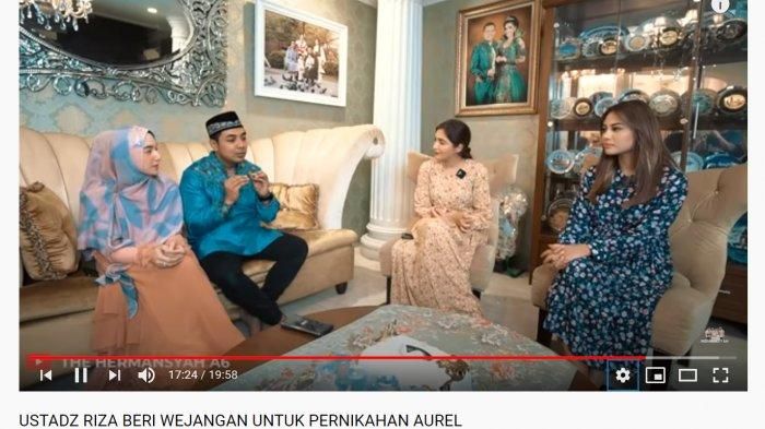 Ustaz Riza beri wejangan kepada Aurel dan Atta