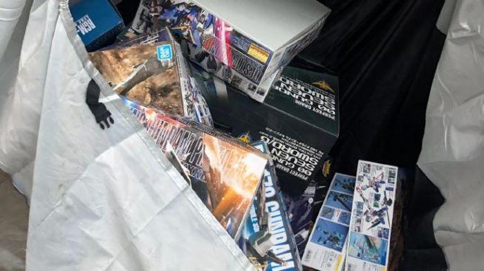 Gundam milik suaminya ini berhasil diselamatkan oleh sang istri ditengah bencana banjir yang menimpa rumahnya