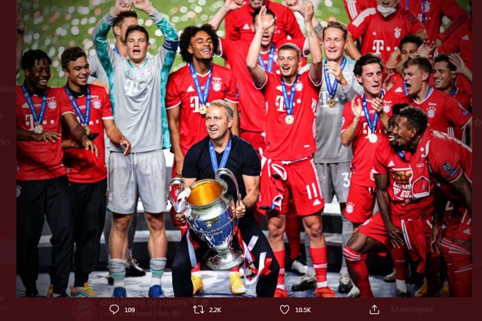Hansi Flick memegang trofi juara Liga Champions setelah Bayern Muenchen mengalahkan PSG di final, 23 Agustus 2020.