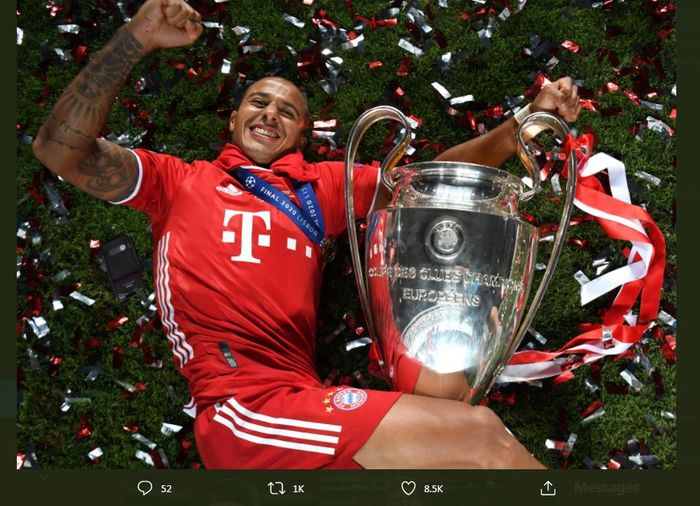 Gelandang Bayern Muenchen, Thiago Alcantara, berpose dengan trofi juara Liga Champions.