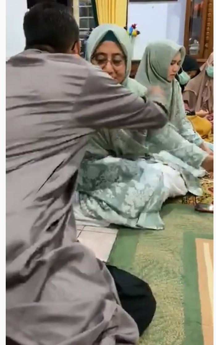 Antar suami lamar wanita muda, istri pertama ini menangis 