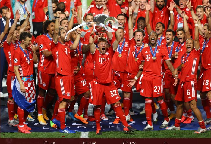 Pemain Bayern Muenchen, Joshua Kimmich mengangkat trofi Liga Champions usai menjadi juara berkat kemenangan 1-0 atas Paris Saint-Germain (PSG) di partai puncak.