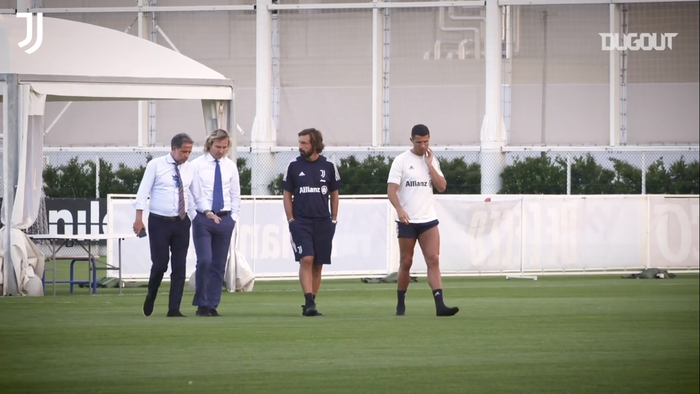 Andrea Pirlo nampak berjalan bersama Cristiano Ronaldo dan beberapa petinggi Juventus dalam sesi latihan pertamanya.