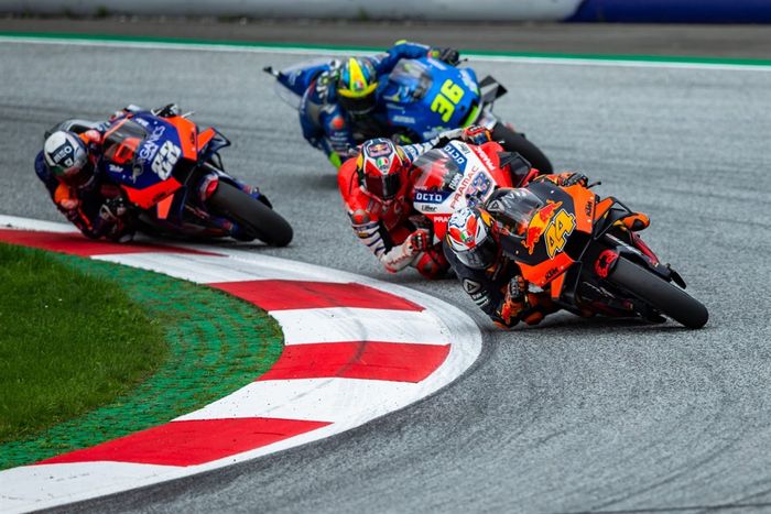 Pembalap Red Bull KTM, Pol Espargaro, saat memimpin grup terdepan pada balapan MotoGP Styria di Red Bull Ring, Austria, 23 Agustus 2020. Tampak dalam gambar Pol Espargaro diikuti oleh Jack Miller (Pramac Racing/43), Joan Mir (Suzuki Ecstar/36), dan Miguel Oliveira (KTM Tech3/88).