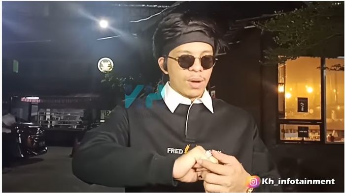 Atta Halilintar mengelus cincin tunangannya lantaran sedih tahu cincin berlian Aurel Hermansyah hilang.