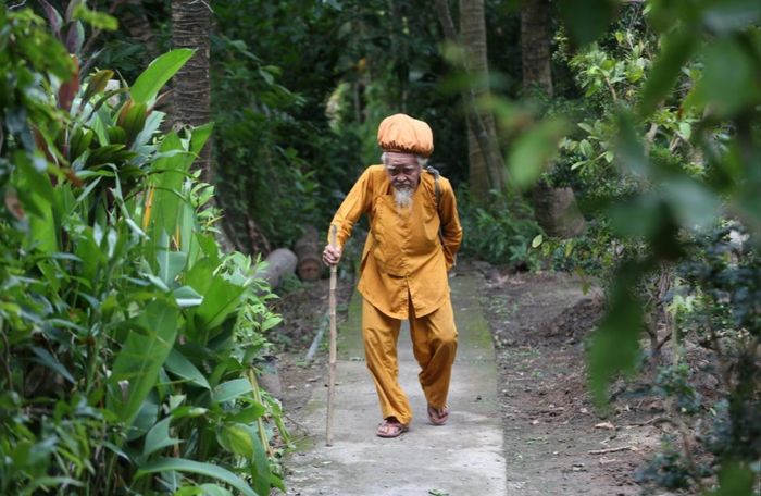 Nguyen Van Chien berjalan ke rumahnya.