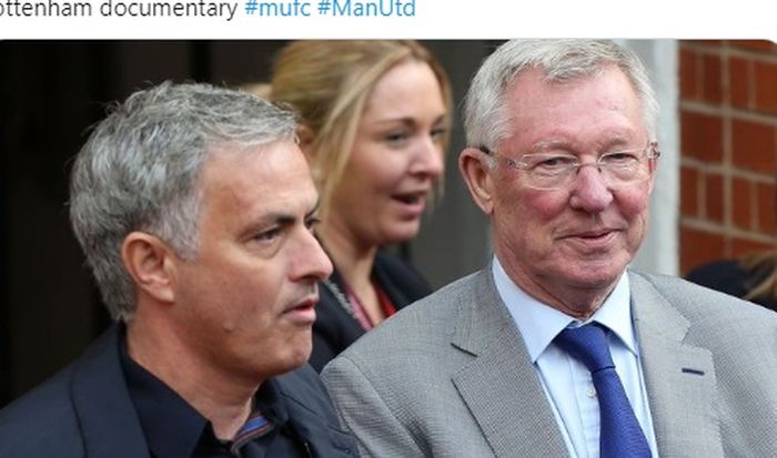 Pelatih Tottenham Hotspur, Jose Mourinho, bersama pelatih legendaris Manchester United, Sir Alex Ferguson. 