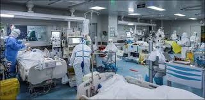 Suasana sebuah rumah sakit sedang berjibaku melawan virus corona.