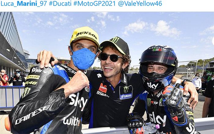 Valentino Rossi (tengah) merayakan podium ganda dari dua pembalap tim Sky Racing VR46, Luca Marini (kiri) dan Marco Bezzecchi (kanan), pada balapan Moto2 Andalusia di Sirkuit Jerez, Spanyol, 26 Juli 2020.