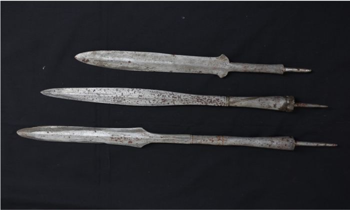 The spear cub found by the archaeological research team in Lake Matano. This area was once a famous producer of iron and nickel in the Middle Ages.