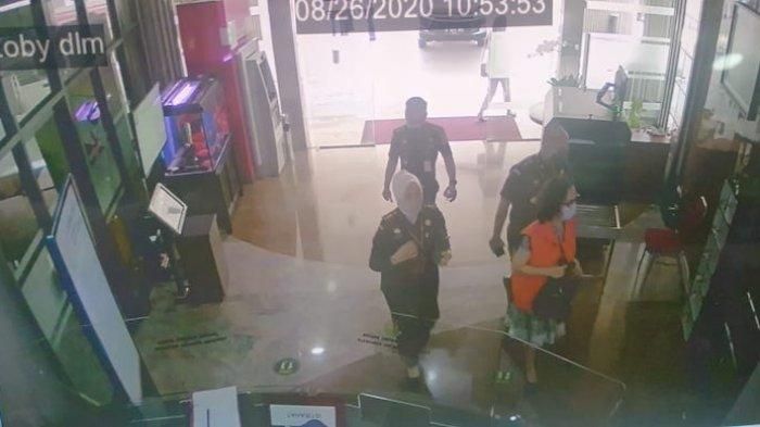 Foto diduga memperlihatkan Jaksa Pinangki tengah gunakan rompi tahanan