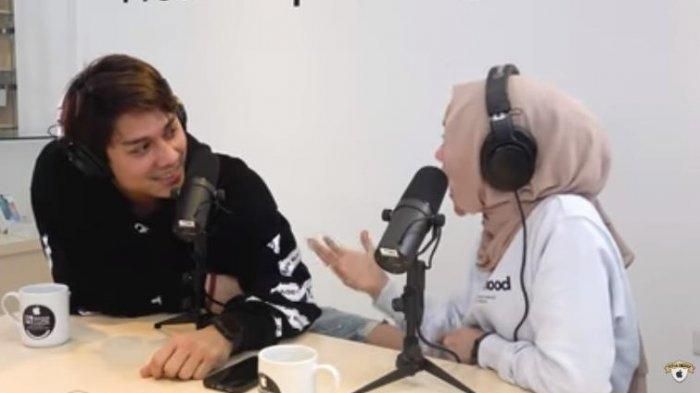 Rizky Billar dan Lesty Kejora saat berbincang dengan Putra Siregar