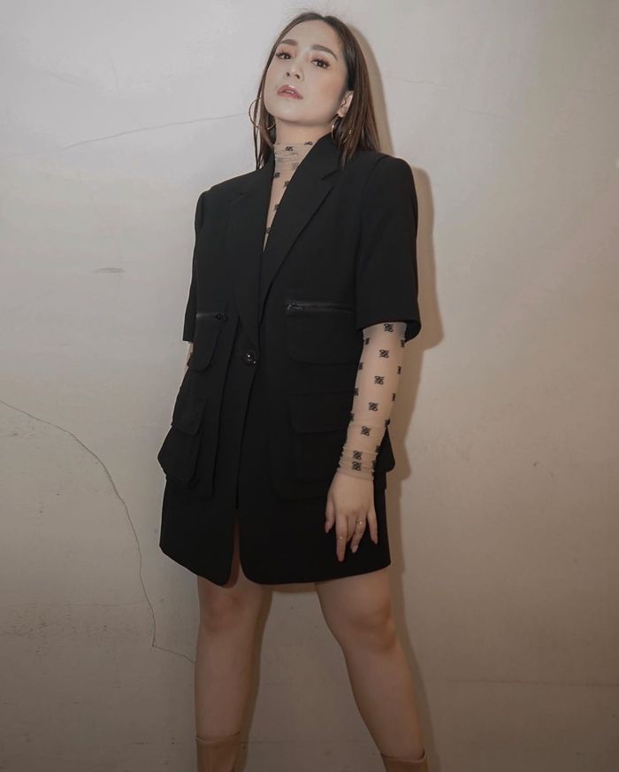 Nagita Slavina memadukan busana hitamnya itu dengan dalaman berupa bodysuit bernuansa warna kulit