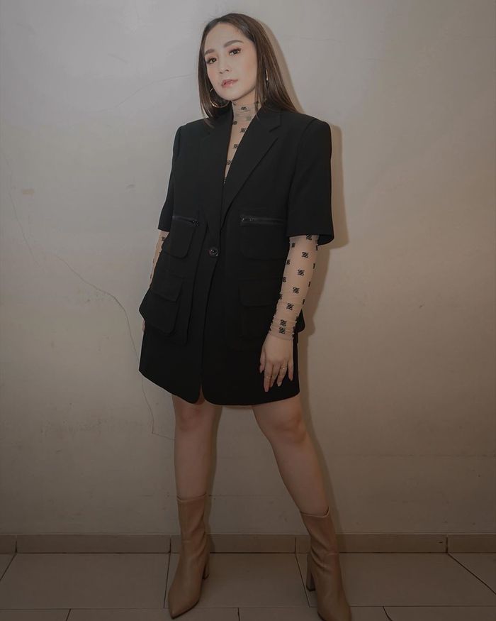 Nagita Slavina bergaya modis mengenakan short sleeves suit bernuansa warna hitam