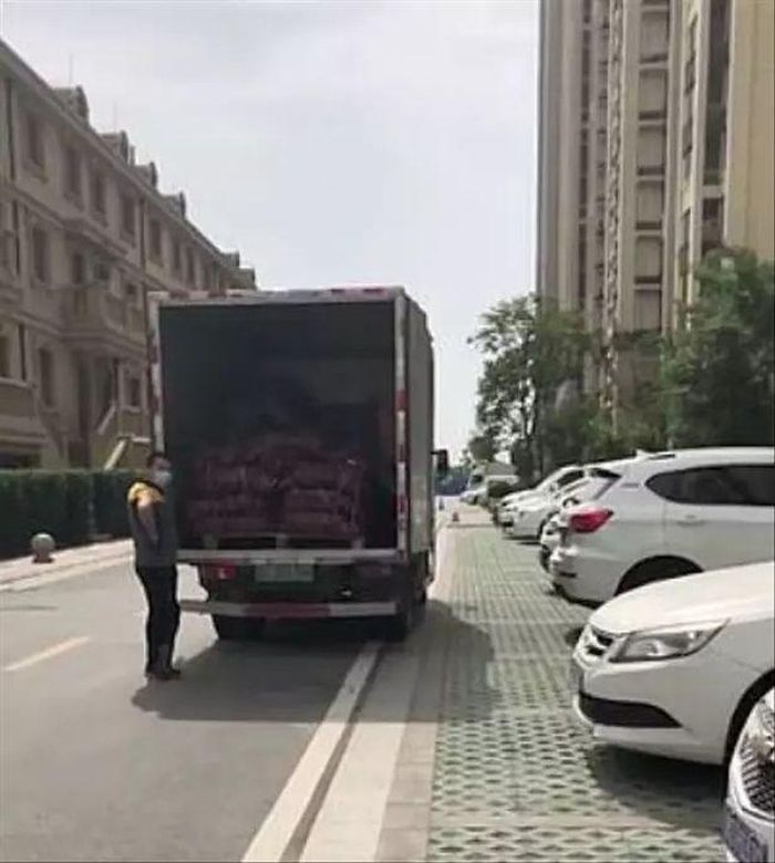 Wanita kirim 1 ton bawang merah ke rumah mantan pacarnya.