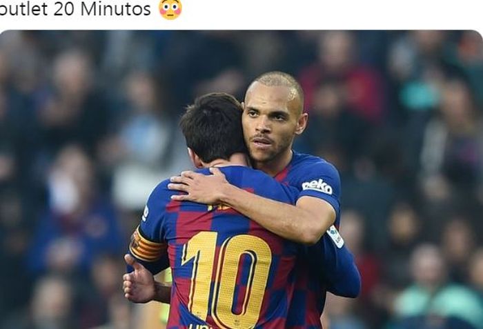 Penyerang Barcelona, Martin Braithwaite, memeluk Lionel Messi.