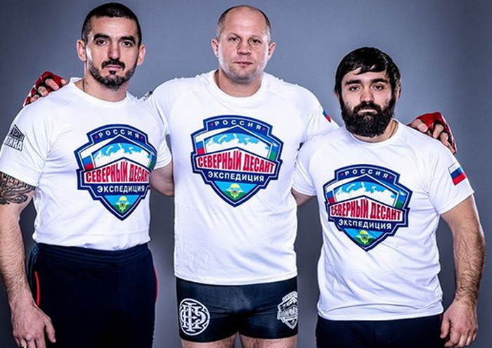 Petarung MMA tangguh di kelas berat, Fedor Emelianenko (tengah) bersama rekan-rekannya.