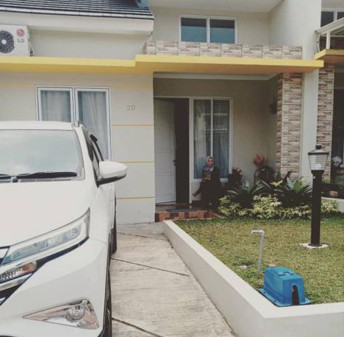 Rumah Rina Rosdiana, kakak tiri Syahrini