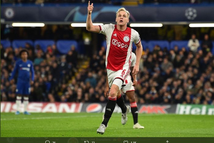 Gelandang Ajax Amsterdam, Donny van de Beek, selangkah lagi bakal berseragam Manchester United.