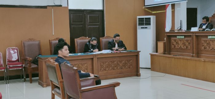 Fiki Alman saat hadir sebagai saksi di persidangan <a href='https://palembang.tribunnews.com/tag/vicky-prasetyo' title='Vicky Prasetyo'>Vicky Prasetyo</a> di Pengadilan Negeri Jakarta Selatan, Rabu (2/9/2020).