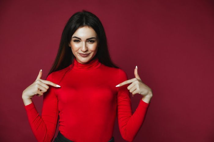 Maria Vania sedang memberikan tips payudara kencang.