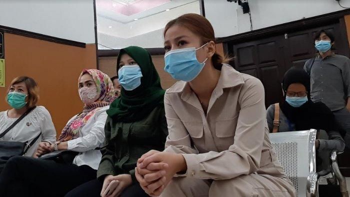 Baby Prasetyo, adik Vicky Prasetyo (baju krem) saat menghadiri sidang kakanya di Pengadilan Negeri Jakarta Selatan, Jalan Ampera Raya, Pasar Minggu, Jakarta Selatan, Rabu (5/8/2020). 