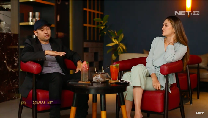 Luna Maya saat berbincang dengan konsultan spiritual Feri Purwo