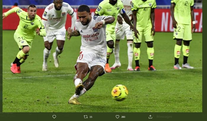 Memphis Depay cetak gol penalti dalam duel Olympique Lyon vs Dijon di Liga Prancis, 28 Agustus 2020.