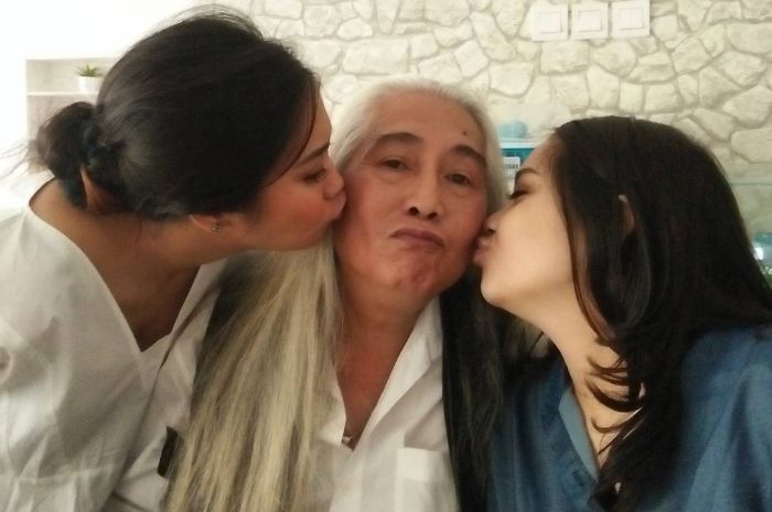 Gideon Tengker dan kedua putrinya 